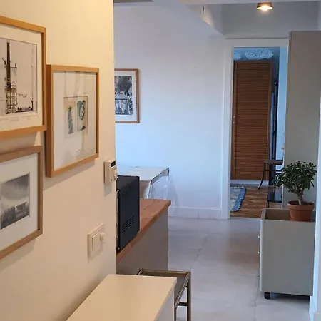 Stylish Cozy 1-bedroom With Balcony & Sea View *